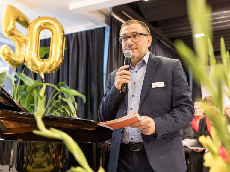 Christian Bünter, Betriebsleiter Viva Luzern Eichhof, begrüsst die Gäste