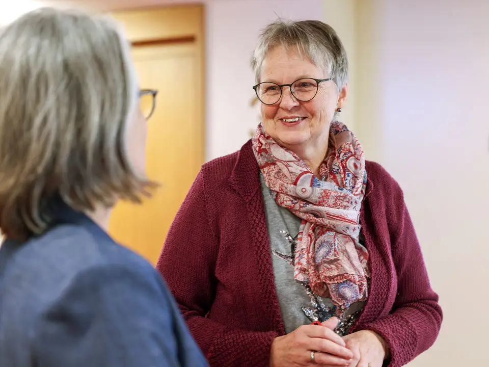 Maria Thalmann, Betriebsleiterin Viva Luzern Dreilinden, im Austausch.